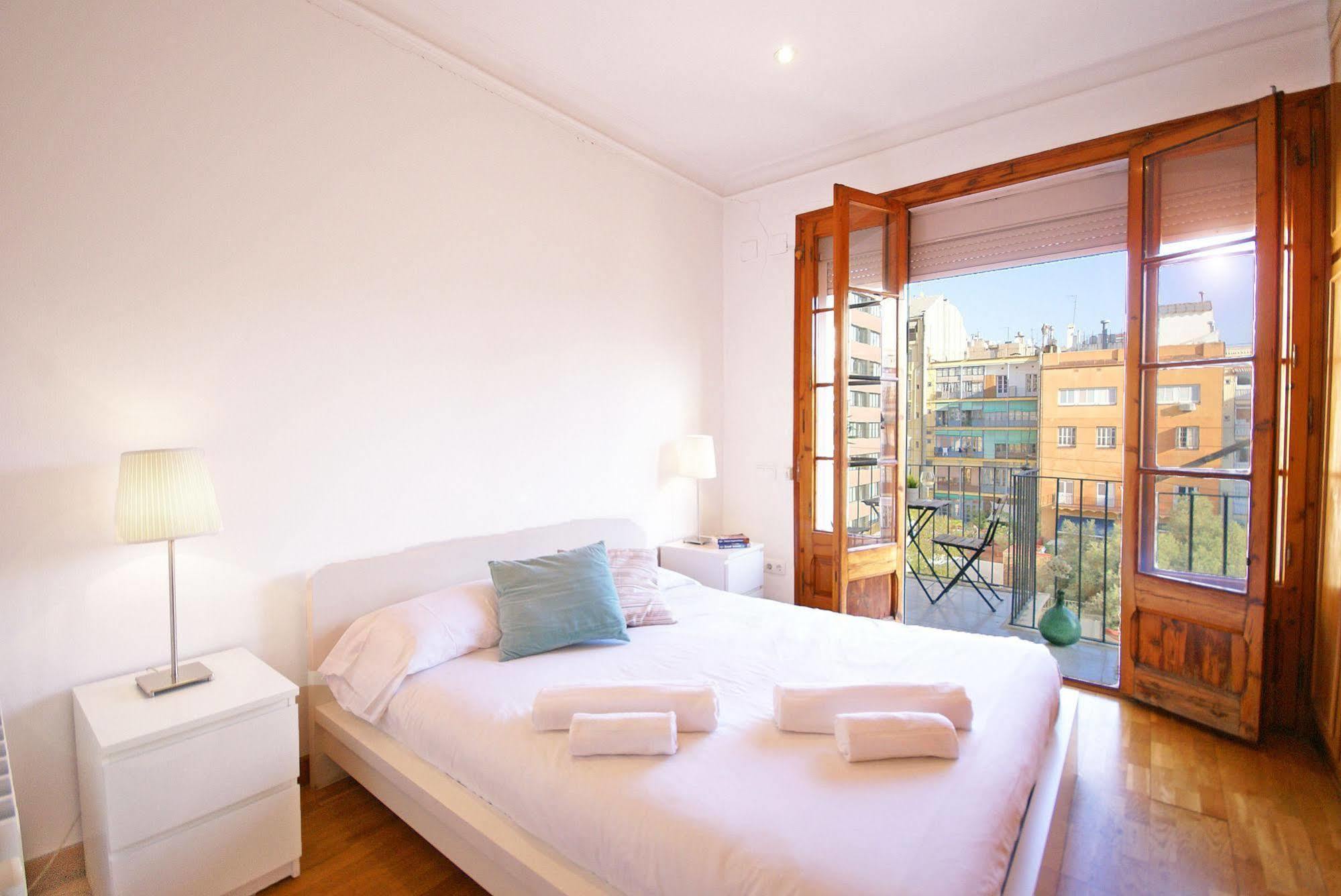 Flateli Aribau Apartman Barcelona Kültér fotó